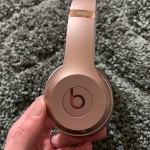 Beats solo 3headphones rose gold (without charger)